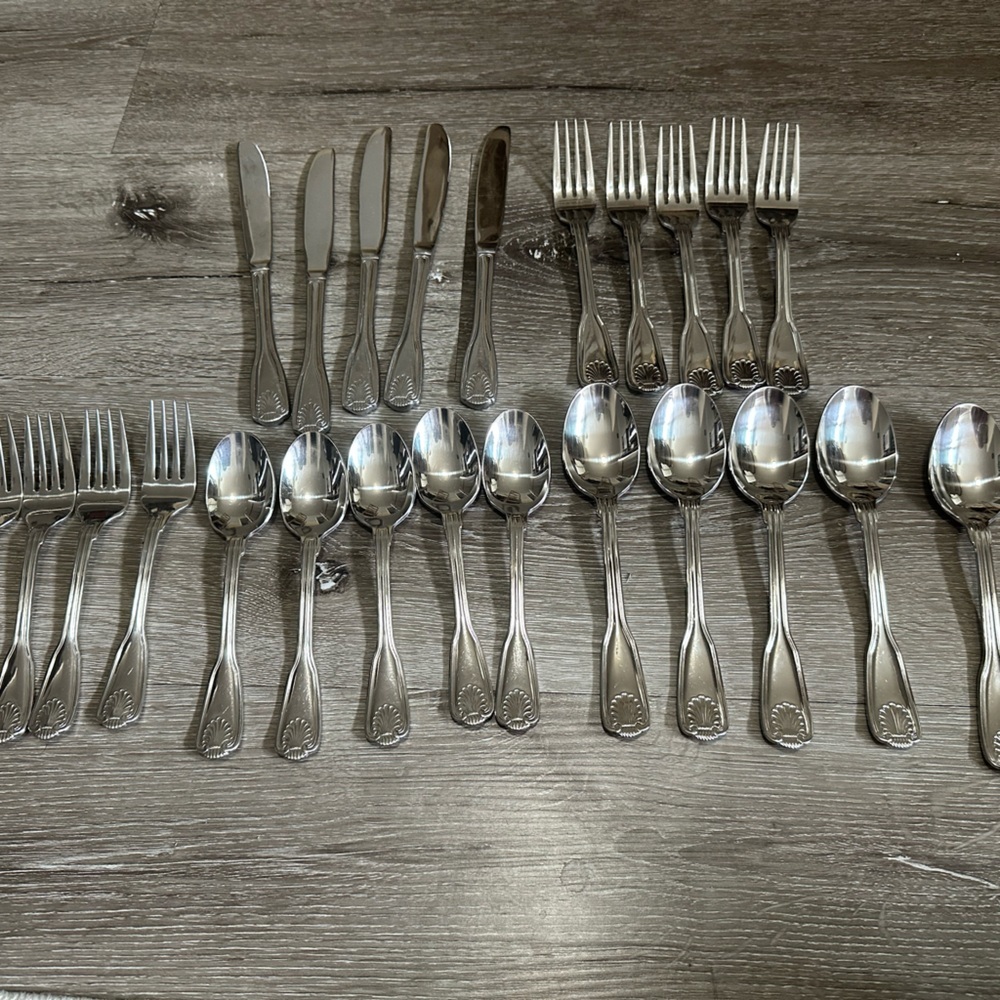 Wallace 18/10 Stainless Silver Flatware Set - Classic Pattern - Picture 2 of 9